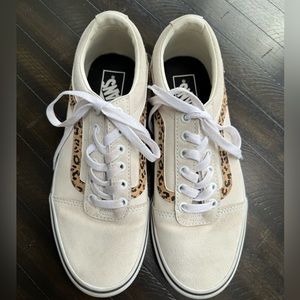 Women’s Vans cream suede leopard trim. Never worn. Size 9
